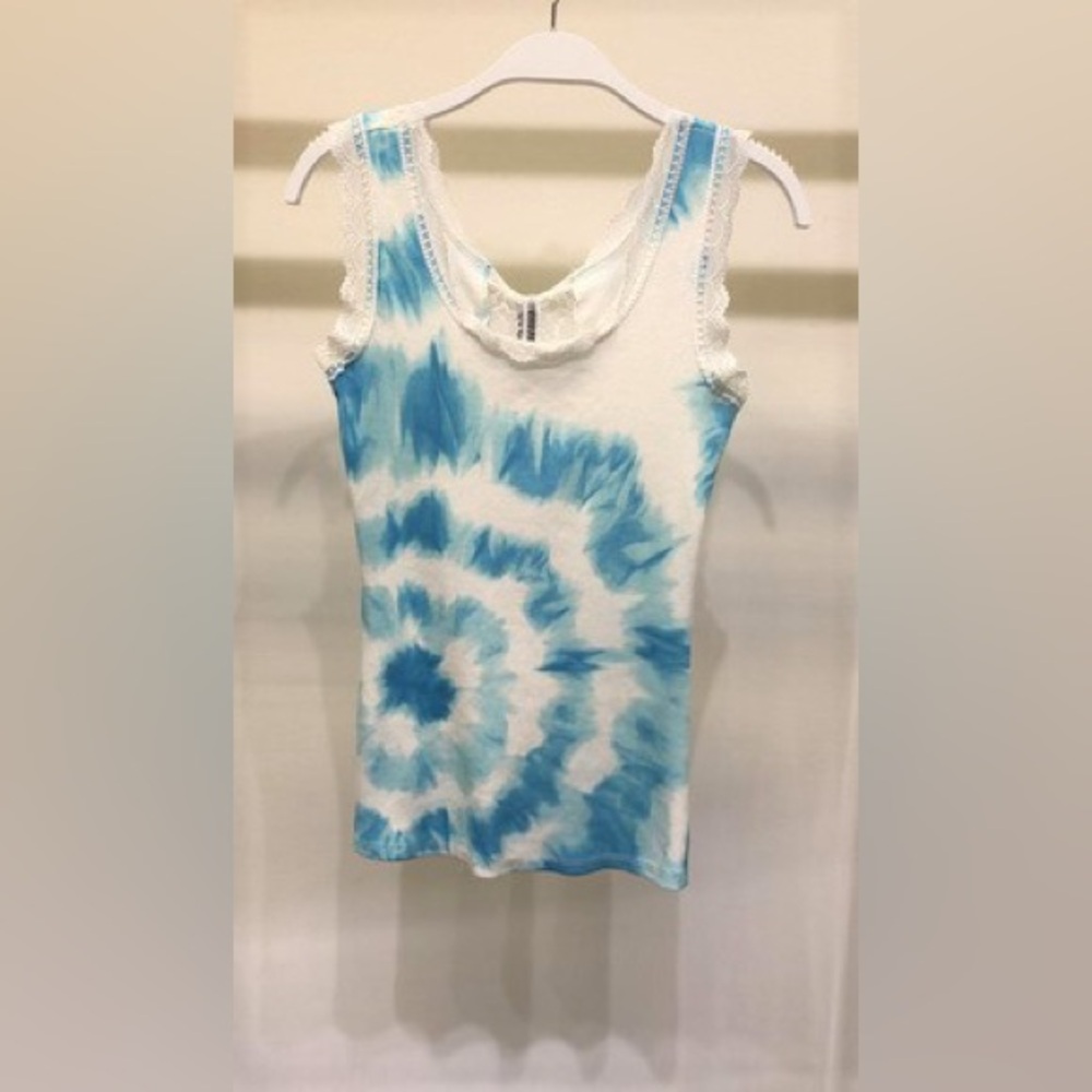 (717146-TURQ) RING TIE DYE BACK LACE TRIM CONTRAST RIB TANK TOP